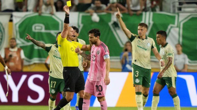 El árbitro le muestra la tarjeta amarilla a Lionel Messi al final del primer tiempo. Inter Miami cumplió y sigue en el Mundial de Clubes.