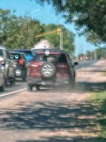 Posible vehículo oficial de un hospital realizó maniobras peligrosas por Ruta 12