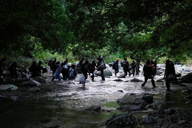 Miles de haitianos cruzan la selva colombiana para llegar a Panamá y seguir a EE.UU
