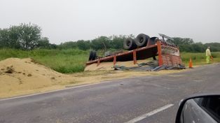 Un camión sojero perdió su acoplado en la Ruta 14 cerca de Arminda