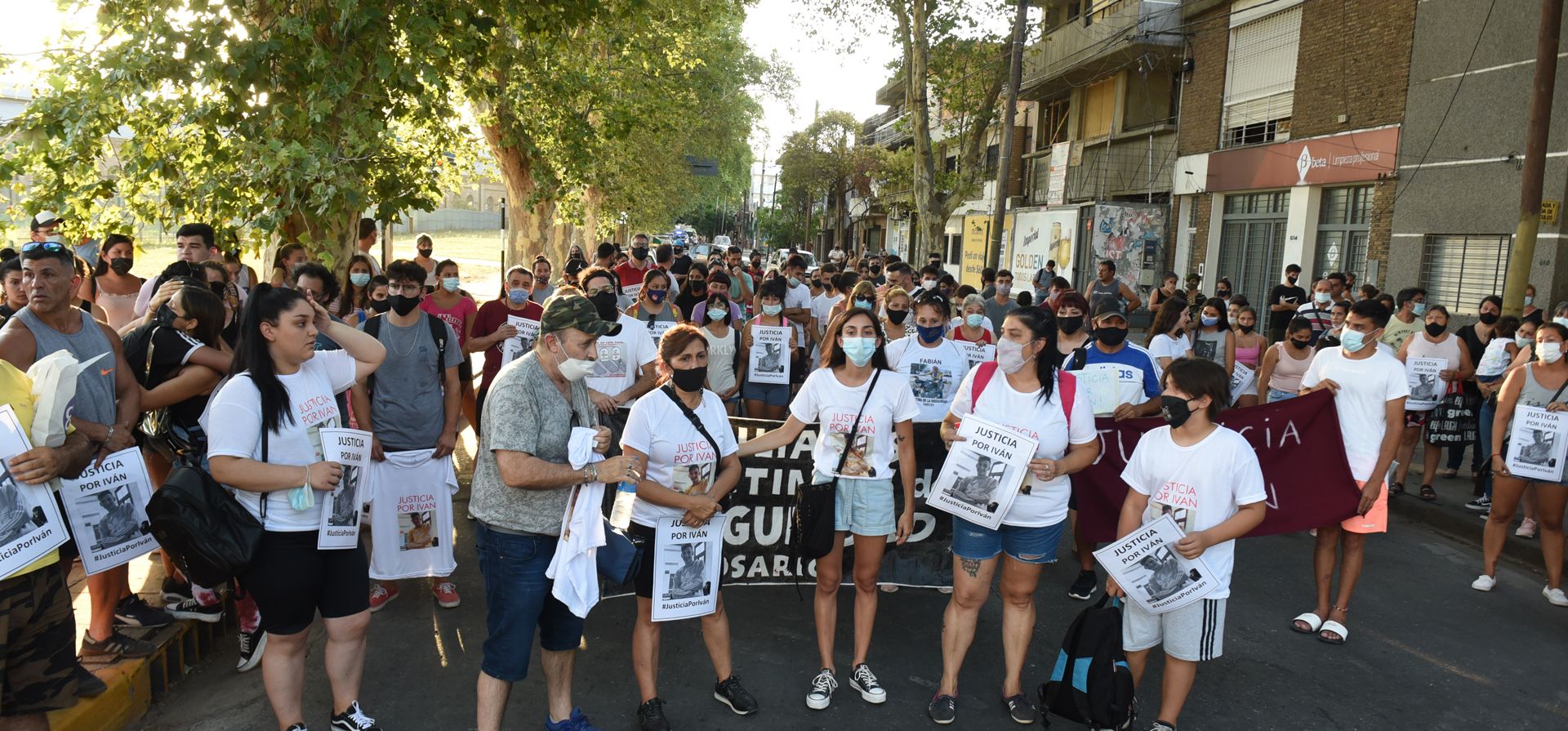 Familiares y amigos marcharon para pedir justicia por el crimen de Iván en cercanías del shopping.