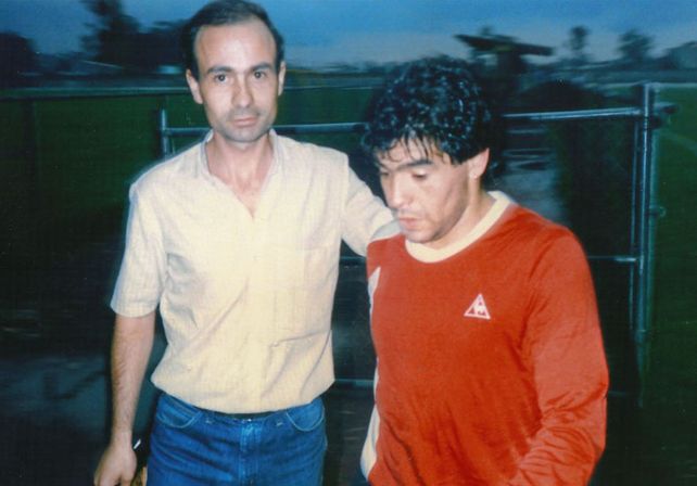 Con Diego. El Pato logró la foto con Maradona en la concentración de la Selección en el Mundial de México de 1986