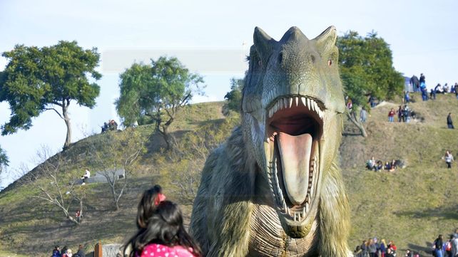 Una multitud eligió el feriado para visitar a los dinosaurios