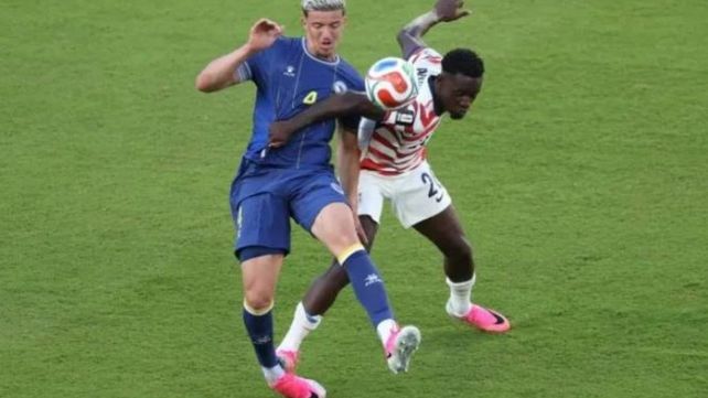 La estrella de Estados Unidos Folarin Balogun pisa al defensor bosnio. El juez no lo vio