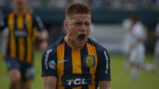 Adentro. El Colo Gil ya marcó el gol de tiro libre y lo celebró con alma y vida en el bosque platense.