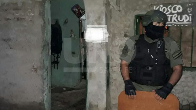 Cayeron vendedores barriales de drogas con cocaína, marihuana, ocho armas y decenas de balas