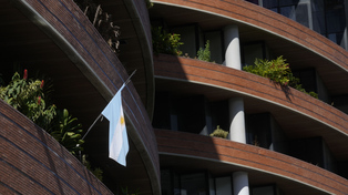 La bandera argentina cuelga afuera de su embajada en el centro comercial San Ignacio, en Caracas.
