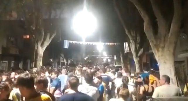 Una multitud de hinchas en uno de los ingresos al Gigante de Arroyito. (Imagen de video)