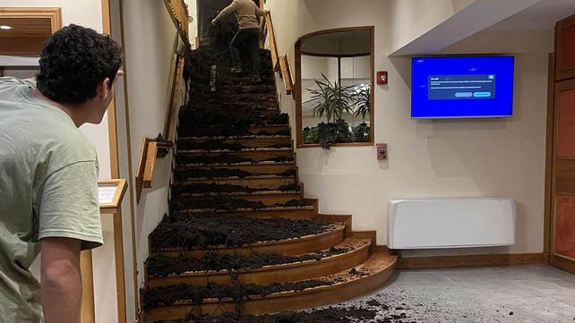 Las escaleras del hotel Villa Huinid muestran cómo el barro ingreso a las instalaciones y provocó graves daños.