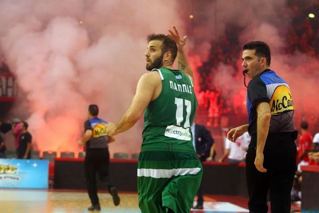 La final del básquet en Grecia terminó en un escándalo de bengalas y bombas de estruendo