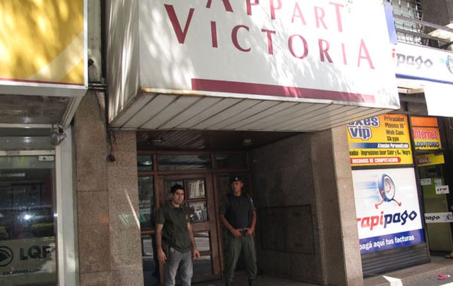 Allanamiento. Dos gendarmes custodian la puerta del Apart en el que ayer detuvieron a una mujer que era intensamente buscada.