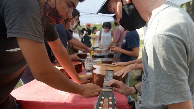 Los chicos y chicas de la zona oeste de la ciudad se entusiasman con la posibilidad de armar y reparar instrumentos de madera con sus manos.