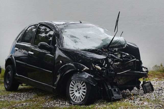 Elocuente. Así quedó el auto de la familia Pizorno tras ser embestido en avenida del Rosario y Ayacucho por un vehículo que se presume venía corriendo una picada. Murieron un hombre de 43 años y su hijo de 8.&nbsp;