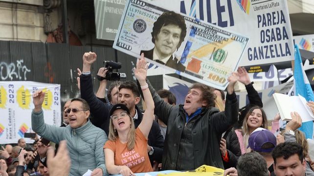 Javier Milei encabezó una recorrida en La Plata: llevó una motosierra y mostró un billete de 100 dólares con su cara. 