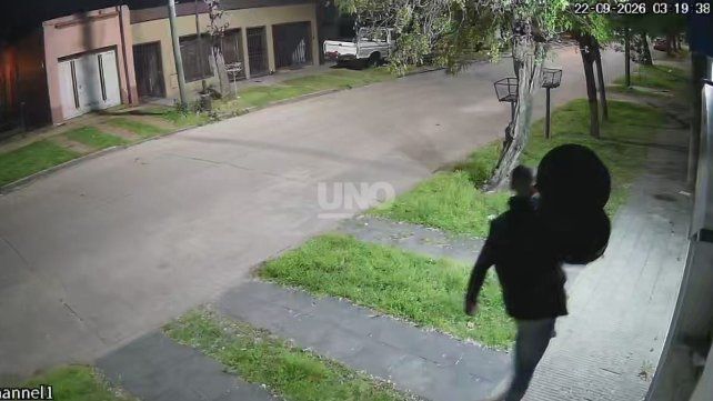 Robo en Villa María Selva: una cámara registró al ladrón escapando con una olla al hombro