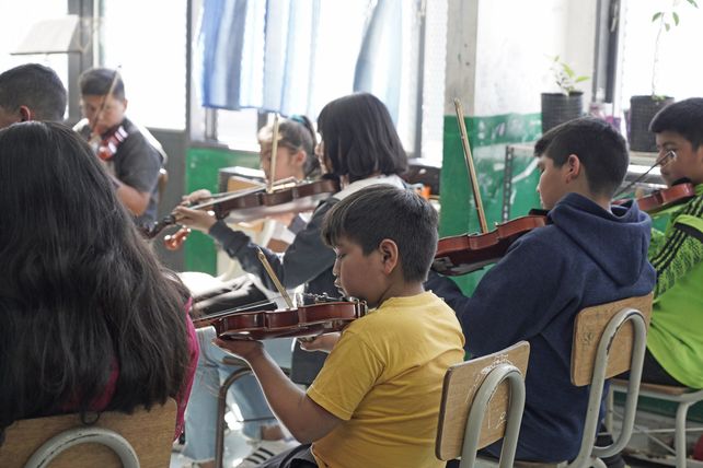 La línea de violines, en pleno ensayo de la orquesta infantil.