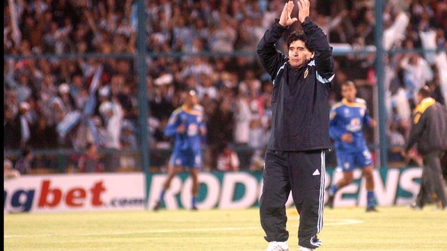 Un saludo a la ciudad. Diego levanta los brazos y la multitud lo ovaciona en el Gigante antes del partido ante Brasil en 2009.