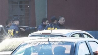 Basta de dictadura macrista, gritó Luis DElía al ser detenido