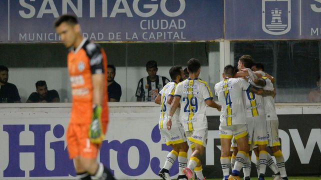 El mejor momento. Todo Central celebra con el goleador Almada el tanto de la victoria en Santiago.