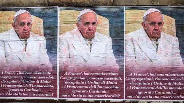 Roma amaneció empapelada con afiches anti-Francisco