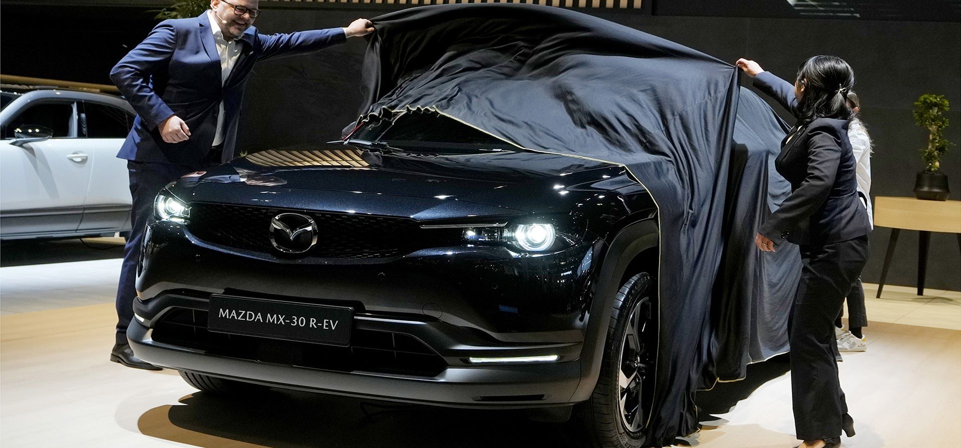 El Mazda MX-30 R-EV se presenta en su estreno mundial durante la apertura de medios del Salón del Automóvil de Bruselas, el viernes 13 de enero de 2023. (Foto AP/Virginia Mayo)
