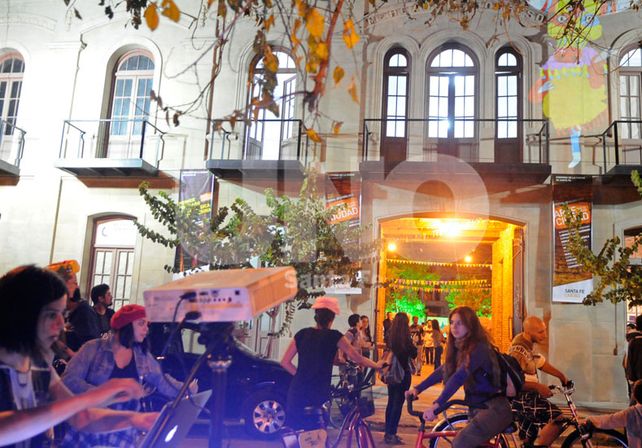 En un festival prolongado de otoño el arte pasea por la ciudad con música, arte y circo