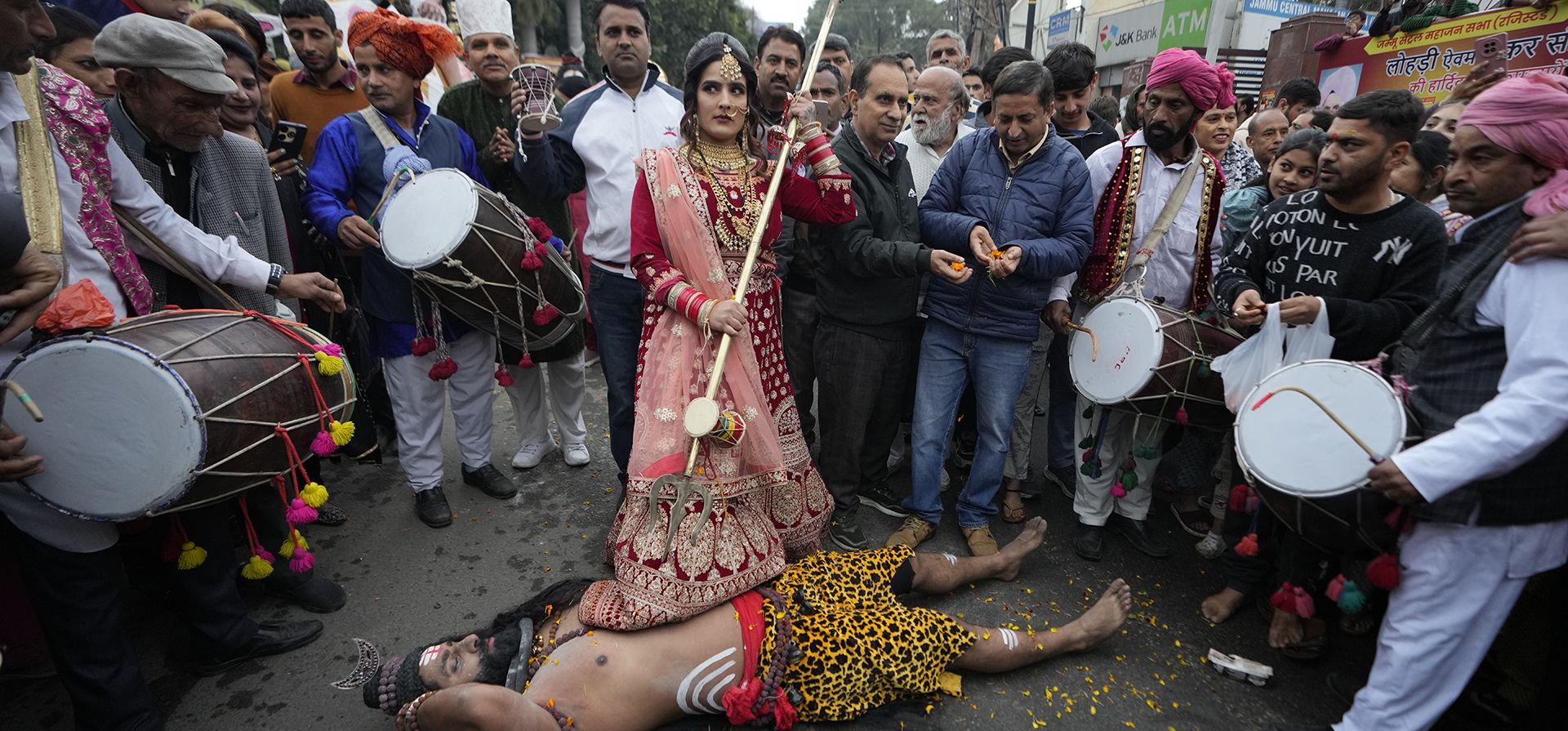 Devotos vestidos como el dios hindú Shiva y la diosa Kali participan en una procesión en vísperas del festival Shivratri, en Jammu, India, el martes 25 de febrero de 2025. (Foto AP/Channi Anand) Devotos vestidos como el dios hindú Shiva y la diosa Kali participan en una procesión en vísperas del festival Shivratri, en Jammu, India, el martes 25 de febrero de 2025. (Foto AP/Channi Anand)