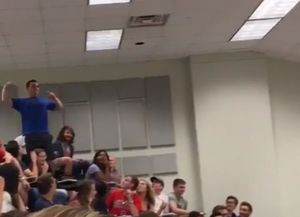 Un estudiante universitario embocó una bola increíble, lanzada a un cesto de basura