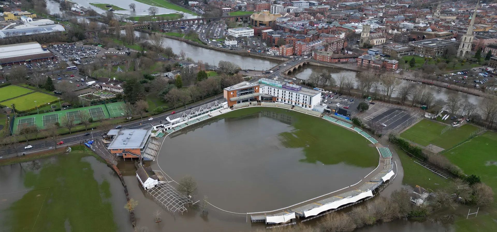 Las inundaciones persisten en New Road, sede del club de cricket Worcestershire, después del reciente clima húmedo, Worcesterhire, Reino Unido. Fotografía: Jacob King/PA Las inundaciones persisten en New Road, sede del club de cricket Worcestershire, después del reciente clima húmedo, Worcesterhire, Reino Unido. Fotografía: Jacob King/PA
