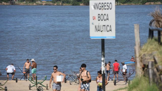 Mucha gente fue sin barbijo a la costa norte de la ciudad.&nbsp;