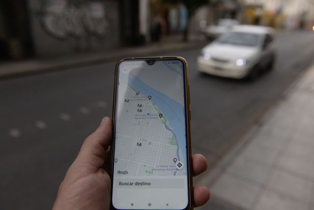 Muchos oficiales y gendarmes están conduciendo para Uber en Rosario