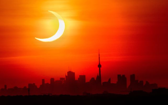 Un eclipse solar anular se eleva sobre el horizonte de Toronto