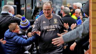 Marcelo Bielsa dejó un sello en Leeds y ahora el dueño del club, quien fue el que lo despidió, quiere poner una universidad de fútbol con su nombre.
