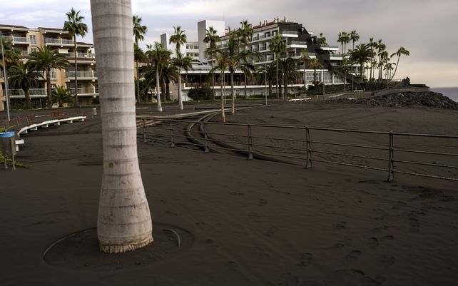 La ceniza cubre una de las calles del pueblo de Puerto Naos mientras el volcán continúa en erupción en la isla canaria de La Palma
