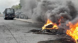 Los trabajadores portuarios continuaban reclamando por sus compañeros despedidos y la policía montaba guardia en el acceso de la TPR.