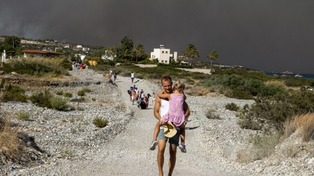 Grecia: el fuego obliga a evacuar 30 mil turistas de una isla
