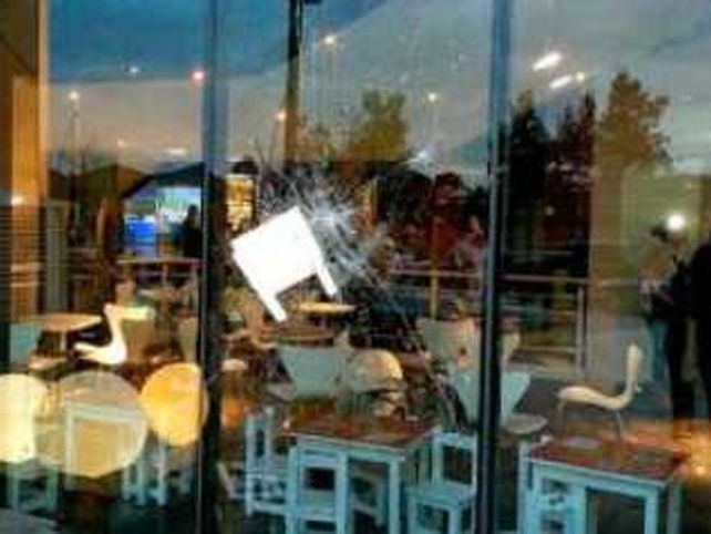 Barras de Platense destrozaron un shopping que se opone a que el equipo juegue el finde