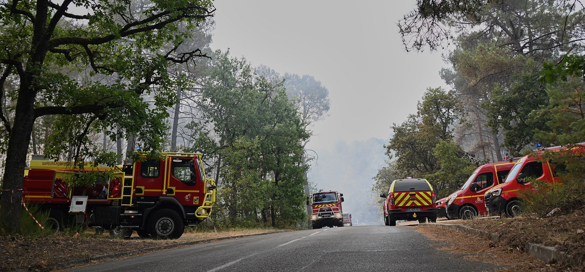 Camiones de bomberos estacionados cerca del lugar de un incendio forestal en la región del histórico bosque de Fontainebleau, a unos 60 km (37 millas) al sur de París, Francia, el lunes 13 de julio de 2026. (Foto AP/Emma Da Silva) Camiones de bomberos estacionados cerca del lugar de un incendio forestal en la región del histórico bosque de Fontainebleau, a unos 60 km (37 millas) al sur de París, Francia, el lunes 13 de julio de 2026. (Foto AP/Emma Da Silva)