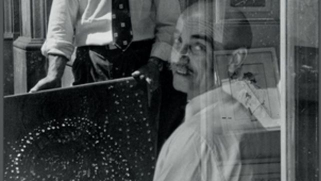 Autor. Lucio Fontana enseña uno de los primeros cuadros de la serie de los agujeros