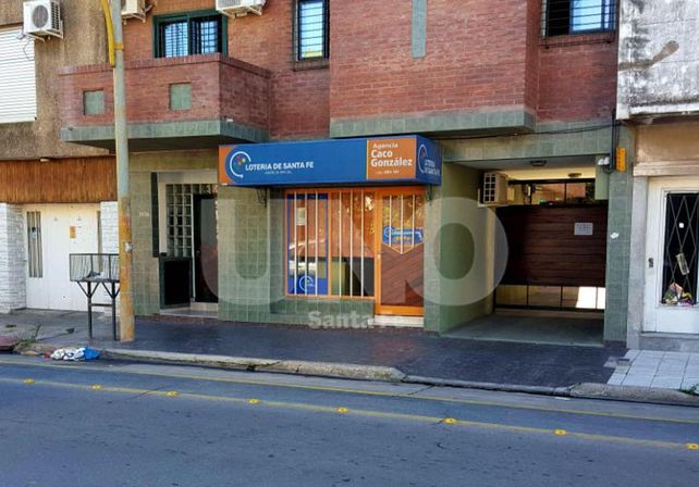 Barrio Candioti: tiene nueve años, rompió una vidriera, entró a un local y lo atrapó la policía