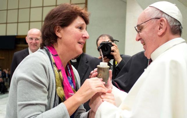 El Papa recibe un tradicional mate argentino por parte de una fiel seguidora.