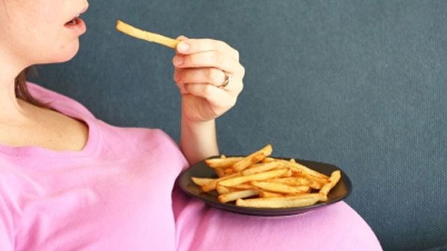 Advierten sobre los riesgos de una dieta a base de papas durante el embarazo.