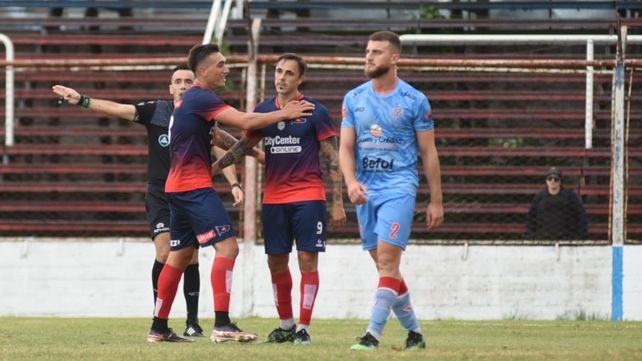 Venga ese abrazo . Di Vanni anotó el segundo tanto para el matador y Alejo Osella de buen partido