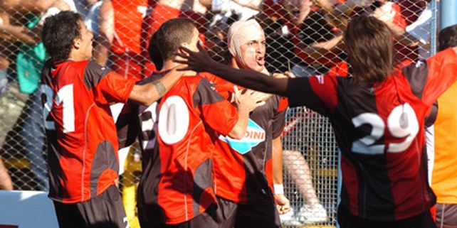 Newells le gan&oacute; bien a Argentinos y sigue de fiesta