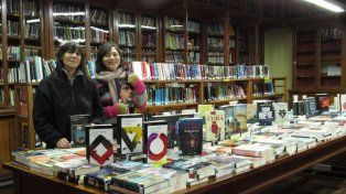 Las trabajadoras de la Biblioteca posando con las nuevas adquisiciones