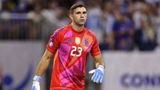 Genio y figura. Emiliano Martínez estuvo otra vez intratable en los penales.