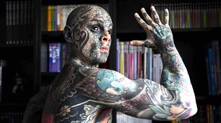 Suspenden a un docente por tener demasiados tatuajes: Freaky Hoody, un maestro particular