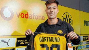 Aaron Anselmino se convirtió en nuevo refuerzo de Borussia Dortmund.