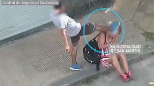 Una brutal golpiza de un hombre a una mujer en plena calle