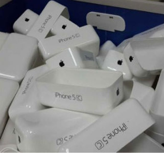 Desde el fin de semana circulan en internet fotografías de la supuesta caja del smarthpohone de bajo costo que lanzará al mercado la empresa Apple.